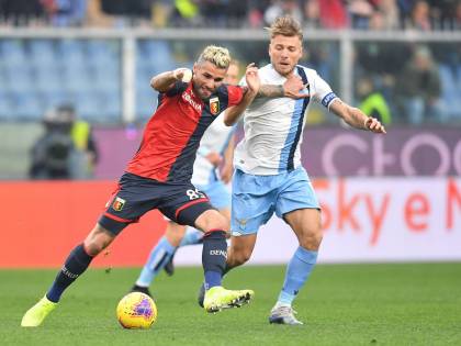 La Lazio vince 3-2 contro il Genoa e risponde alla Juve. Roma-Lecce 4-0