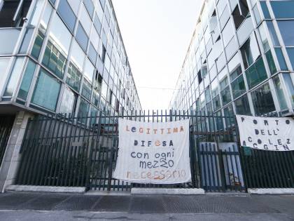 Zingaretti vuol dare case a stranieri e occupanti abusivi: "Favore alla Raggi"