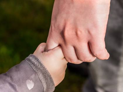 A 5 anni fugge da casa dei nonni per andare in ospedale dalla madre
