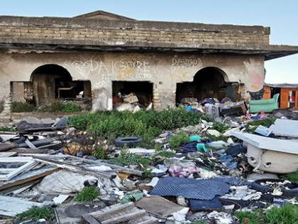 Una discarica di rifiuti e le baracche dei rom nella villa confiscata alla camorra
