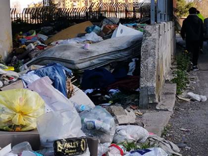 Bomba ecologica vicino scuola: gli studenti ostaggio dei rom