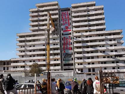 Scampia, è finita l’attesa: iniziata la demolizione della vela verde