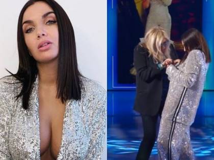 Elettra Lamborghini va fuori di seno a Domenica in: "Ho lo scotch sulle tett*"