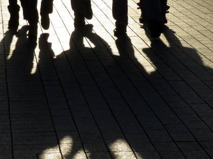 Distruggono il parcheggio per noia: adesso è "caccia" alla baby gang