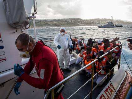 Il governo "premia" le toghe. Anagrafe aperta per i migranti