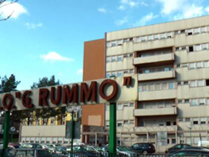 Badante abbandona il cadavere di un anziano davanti all'ospedale