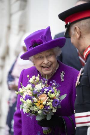 La Regina Elisabetta II in viola, foto