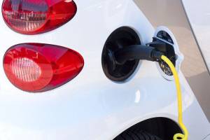 Lo stop alle auto benzina e diesel è un disastro per l'economia italiana