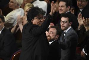 Trump contro l'Oscar al film coreano Parasite: "Ridateci Via col vento"