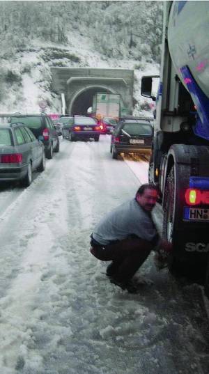 In piena notte il poliziotto all’Autogrill vuole spostare le auto che intralciano