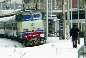 Treni, scatta il «piano neve» e la metà restano in stazione