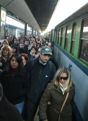 In viaggio con i pendolari abbonati a ritardi e disagi