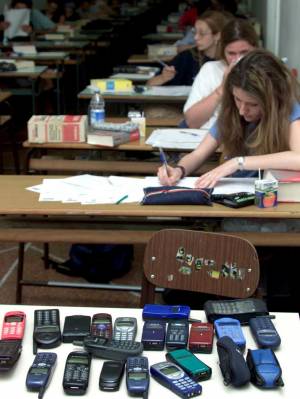 Telefonini a scuola, i prof potranno sequestrarli