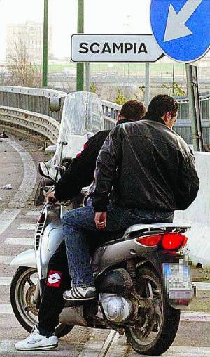 A Napoli chi è stressato può guidare senza casco