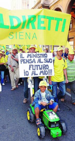 Centomila agricoltori a Bologna: sfiducia al ministro De Castro