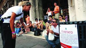 Piazza San Marco, la dura vita delle hostess "strappa-panino"