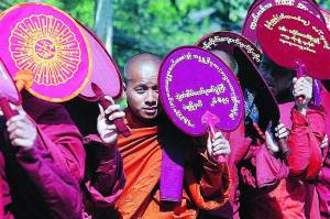 Birmania, i monaci dichiarano guerra al regime
