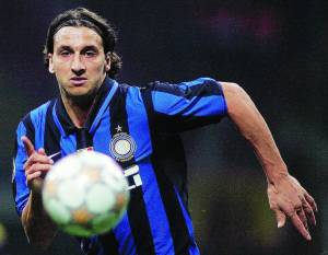 Ibra trascina l'Inter alla vittoria. Roma, pari d'oro