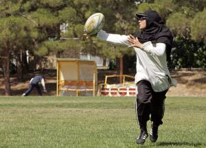 L’ultima conquista delle iraniane giocare a rugby coperte dal velo