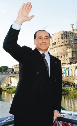 Berlusconi: "Già milioni di firme per mandare Prodi a casa"