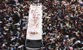 Pakistan, Benzir Bhutto sepolta 
nel mausoleo con i sogni di democrazia