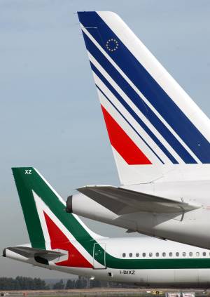 Prodi: la vendita Alitalia va avanti 
Sea: tagliati più voli del previsto