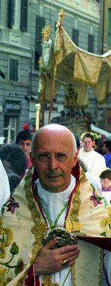 Il cardinale guida i fedeli genovesi nella processione del Corpus Domini