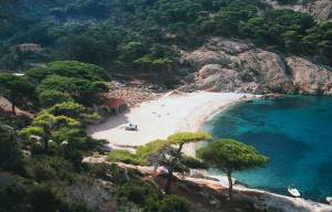 L'isola di Dumas riapre ai turisti