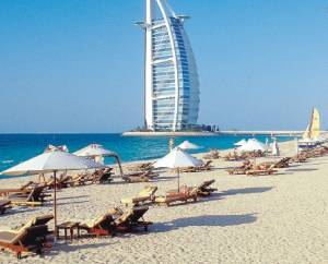 I turisti si baciano in spiaggia: 
atti indecenti, 79 arresti a Dubai