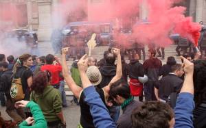 Scuola, la sinistra scende in piazza  
Maroni: "Chi occupa sarà denunciato"