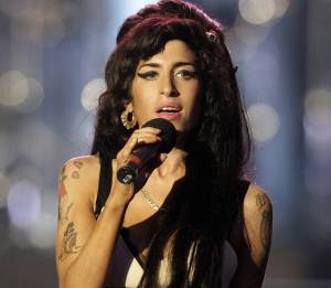 Amy, il
nuovo album è "strepitoso" ma col marito sono guai