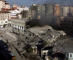 Israele bombarda Gaza: oltre 200 morti