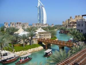 Gli stranieri in fuga dal Dubai  
Crolla il mito dell’Eden di sabbia