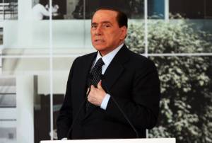 Crisi, Berlusconi: "Non cambiare le abitudini"