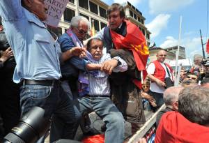 Torino, protestano gli operai della Fiat 
Rinaldini (Fiom) tirato giù dal palco