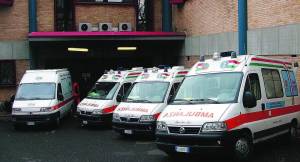 Mancano le barelle: ambulanze bloccate