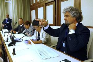 Grillo al Senato: vecchi. Schifani: insulti volgari