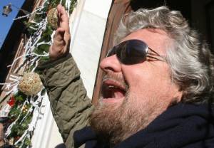 A Grillo la tessera del Pd 
E la sfida: "2mila firme 
poi li mando tutti a casa"