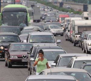 E' iniziato il controesodo 
Tir e auto contro ferrovia: 
bloccata la Napoli-Reggio