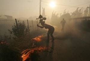 Grecia, le fiamme alle porte di Atene 
Ma i venti stanno calando: è tregua