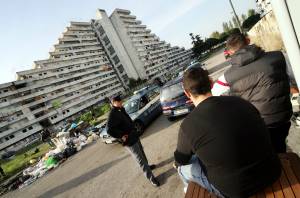 Il branco stupra 16enne 
nei vicoli di Scampia: 
arrestati sette minorenni