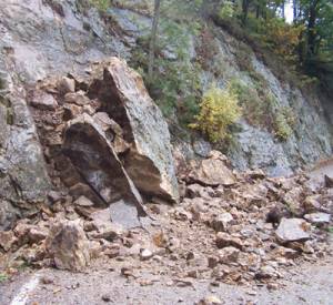 Paura a Porto Empedocle, 
frana costone sulla strada: 
dieci famiglie evacuate