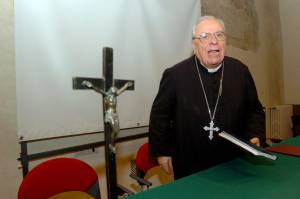 Pistoia, vescovo emerito: 
"Se siete omosessuali,  
non fate la comunione"