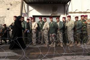 Irak, soldati i primi al voto 
Ma è un Paese senza pace 
Bagdad, 3 attacchi ai seggi