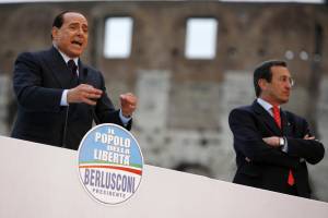 Fini a Berlusconi: "Sono pronti i miei gruppi" 
Schifani: "Se la maggioranza è divisa si vota"