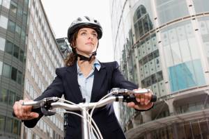L’ultima follia: casco 
in bicicletta per legge