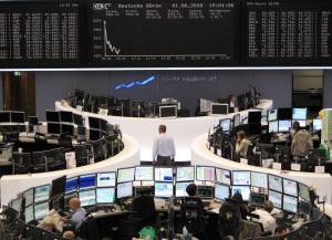 Borse ancora in affanno: 
Piazza Affari giù del 2% 
L'euro ai minimi da 4 anni