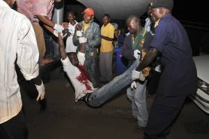Uganda, doppio kamikaze 
nel club durante la finale 
I morti sono almeno 64