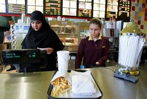 Francia: nuovi fast food 
con menu per musulmani 
Minaccia di boicottaggio