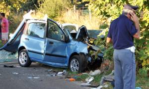 Livorno, auto contro palo 
Nello schianto 4 le vittime 
Coppia di nonni coi nipoti